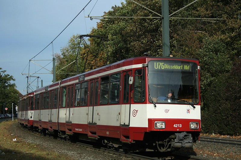 B80D 4213, hier als Linie U76 zum Dsseldorfer Hauptbahnhof, aufgenommen an der Haltestelle  Lricker Strae  am 27.10.2011. 