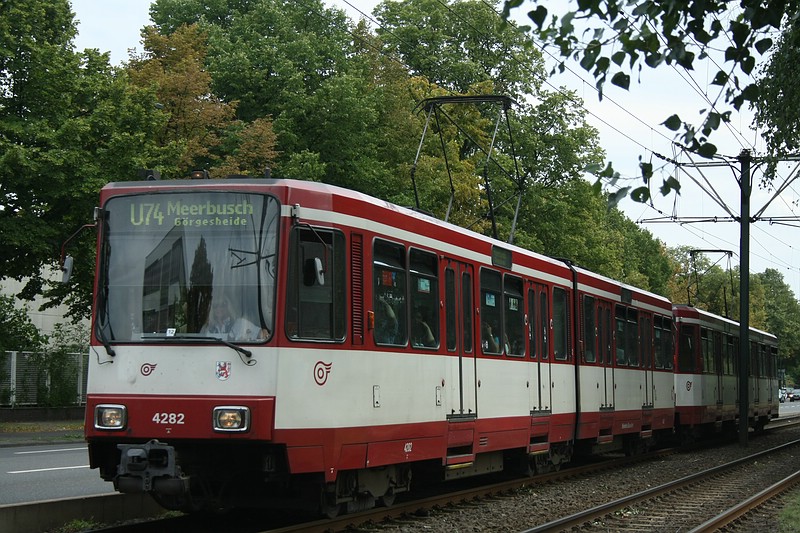 B80D 4282 hier als Linie U74 nach Meerbusch, Grgesheide, aufgenommen in nher der Haltestelle  Am Trippelsberg  am 16.07.2011. 