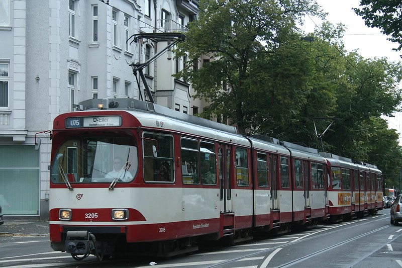 GT8SU 3205 hier als Linie U75 nach  Eller , aufgenommen an der Haltestelle  Belsenplatz  in Dsseldorf-Oberkassel am 18.06.2011. 
