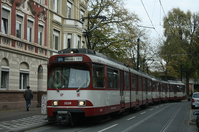 GT8SU 3228 steht hier als Linie U75 nach Neuss Hbf, aufgenommen an der Haltestelle  Alt Eller  am 02.11.2011. 