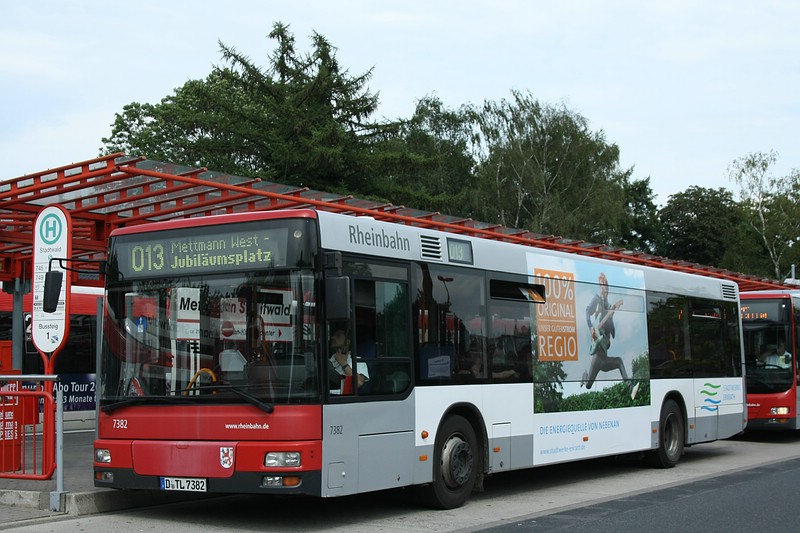 MAN A21 NL 263 (7382) hier als Linie O13 nach  Mettmann-West , aufgenommen am 24.08.2011 an der Haltestelle  Mettmann-Stadtwald (S). In Mettmann-Stadwald besteht Anschluss von den Bussen zur Linie S28 nach Dsseldorf, Neuss und Kaarst. 