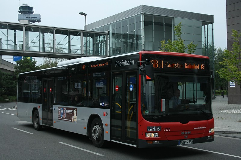 MAN A21 NL 283 (7535) hier als Linie SB51 auf dem Weg nach zum  Kaarster Bahnhof , aufgenommen am Dsseldorfer Flughafen am 03.08.2011. 