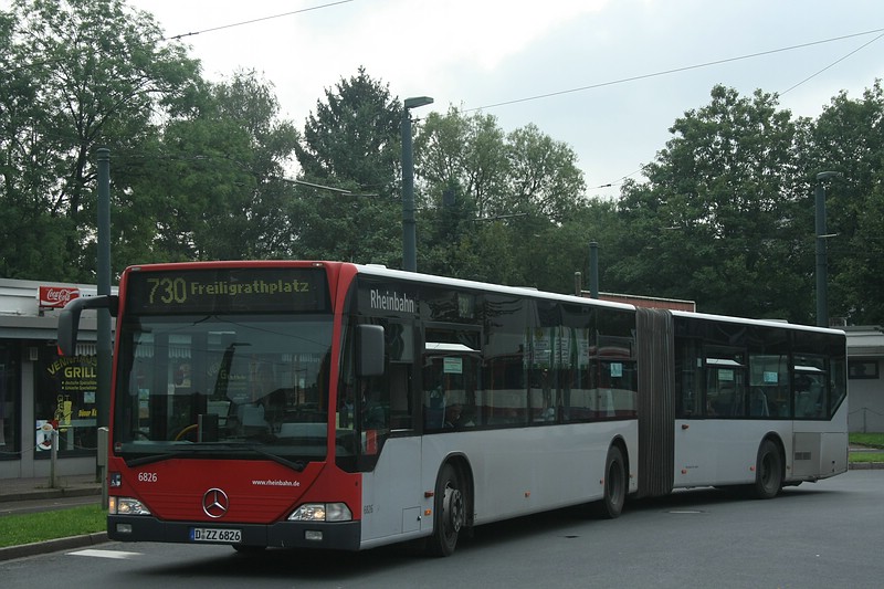 Mercedes-Benz O 530 G (6826) hier als Linie 730 nach Freiligrathplatz, aufgenommen an der Haltestelle  Vennhauser Allee  in Dsseldorf-Eller am 28.07.2011. 