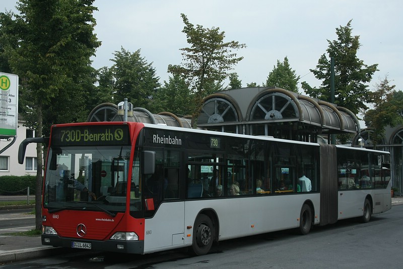 Mercedes-Benz O 530 G (6843) hier als Linie 730 nach  D-Benrath (S) , aufgenommen am 28.07.2011 an der Haltestelle  Vennhauser Allee (U)  in Dsseldorf-Eller. 