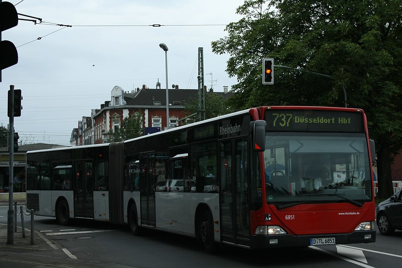 Mercedes-Benz O 530 G (6851) hier als Linie 737 nach  Dsseldorf Hbf , aufgenommen an der Haltestelle  D-Gerresheim (S) am 24.08.2011. 
