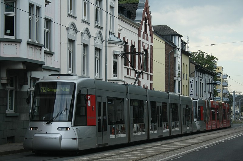 NF8U 3301 hier als Linie 712 nach Ratingen Mitte und erreicht gleich seine Endhaltestelle in wenigern Metern. Aufgenommen am 25.07.2011. 
