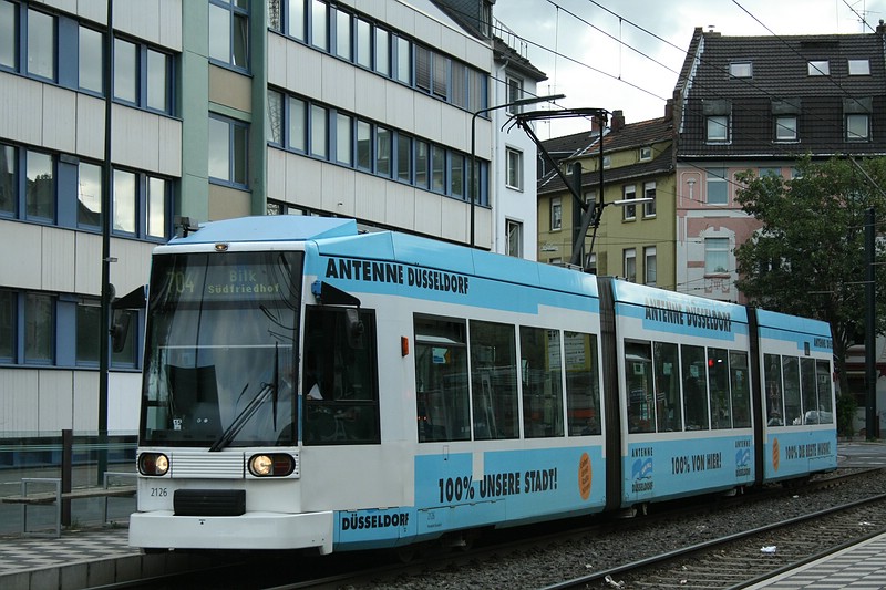 Siemens Duewag NF6 (2126) hier als Linie 704 nach  Bilk Sdfriedhof , aufgenommen am 08.07.2011 an der Haltestelle  Georg-Schulhoff-Platz . 
