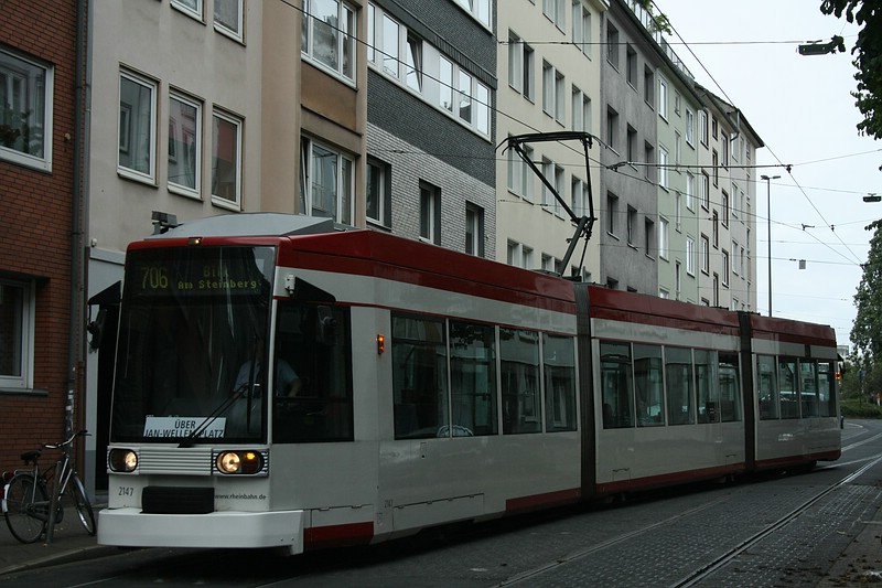 Siemens Duewag NF6 (2147) hier als Linie 706 nach  Am Steinberg , aufgenommen am 28.08.2011 an der Haltestelle  Schillerplatz  in D-Dsseltal. 
