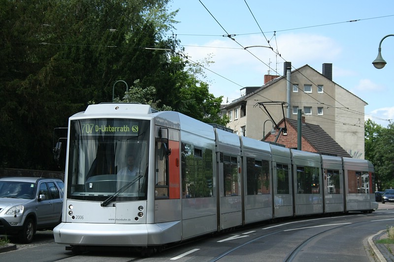 Siemens Duewag/Kiepe NF10 (2006) erreicht in wenigen Metern seine Endstelle  Unterrath (S)  als Linie 707. Aufgenommen am 09.07.2011 in nher der Haltestelle  D-Unterrath (S) . 