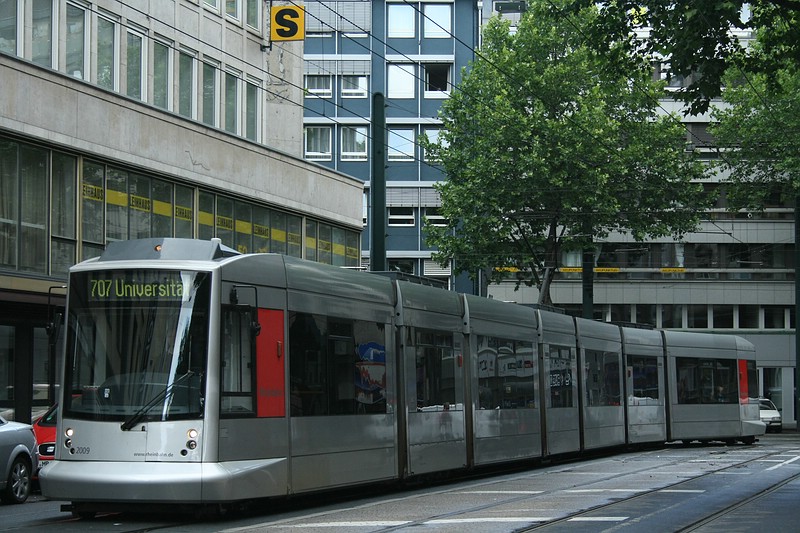 Siemens Duewag/Kiepe NF10 (2009) hier als Linie 707 nach Universitt, aufgenommen in nher der Haltestelle  Mintropplatz  am 18.06.2011. 