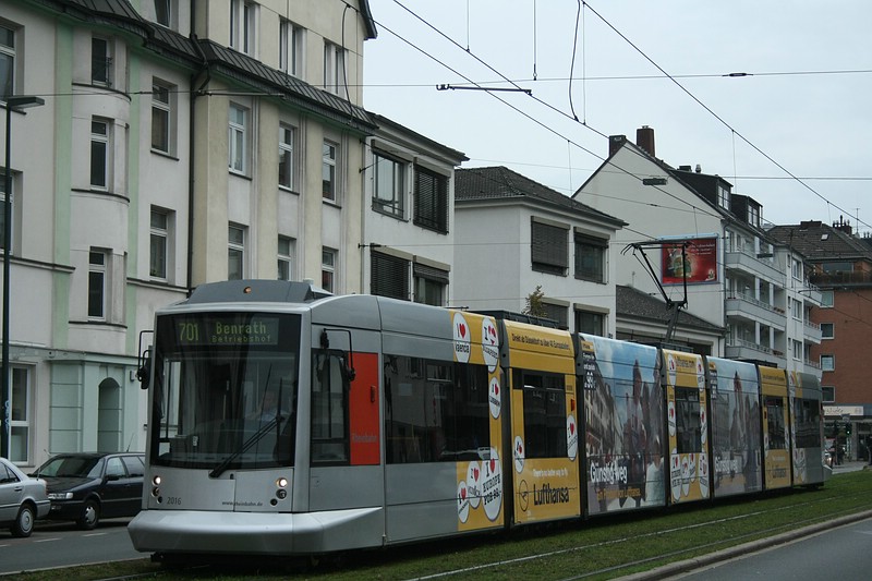 Siemens Duewag/Kiepe NF10 (2016) hier als Linie 701 auf dem Weg nach  Benrath Betriebshof , aufgenommen beim verlassen der Haltestelle  Mnsterplatz . 
