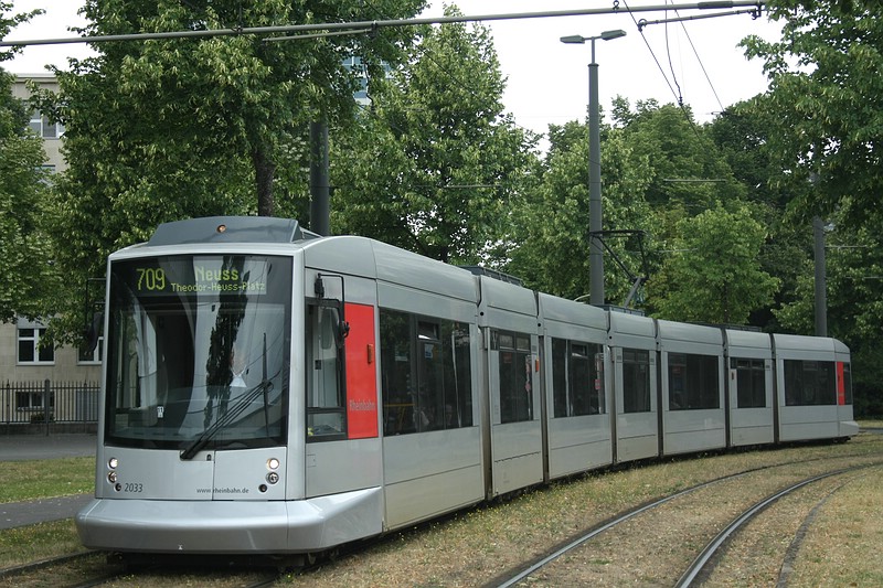 Siemens Duewag/Kiepe NF10 (2033) hier als Linie 709 nach Neuss Th.-Heuss-Platz, aufgenommen an der Haltestelle  Landtag/Kniebrcke  am 10.06.2011. 