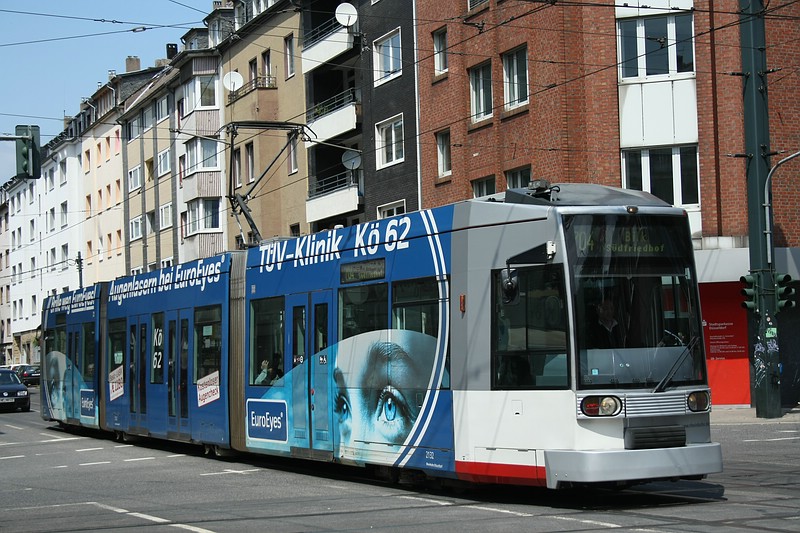 Siemens Duewag/Kiepe NF6 (2132) hier als Linie 704 nach Sdfriedhof, aufgenommen am 24.06.2011 an der Haltestelle  Rather Strae . 