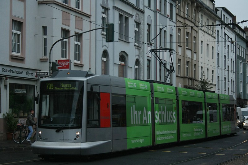 Siemens Duewag/Kiepe NF8 (2208) hat soeben als Linie 709 die Haltestelle  Wetterstrae  verlassen und begibt sich nun in Richtung  Neuss, Theodor-Heuss-Platz , aufgenommen am 25.10.2011. 