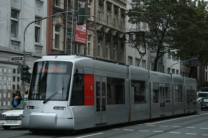 Siemens Duewag/Kiepe NF8U (3319) hat soeben die Haltestelle  Gangelplatz  als Linie 715 verlassen und fhrt nun weiter nach  Eller Vennhauser Allee , aufgenommen am 30.08.2011. 
