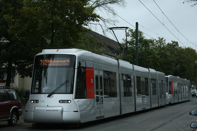 Siemens Duewag/Kiepe NF8U (3335) hier als Linie 712 zur seine Endhaltestelle  Hellriegelstrae , aufgenommen in nher der Haltestelle  Volmerswerther Strae  am 11.10.2011. 